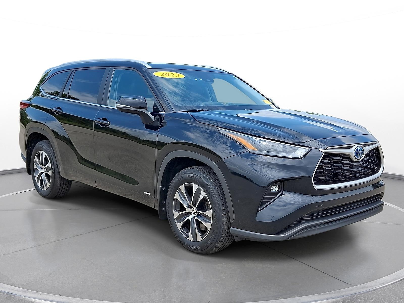 2023 Toyota Highlander Hybrid XLE in Midnight Black Metallic — front three-quarter view